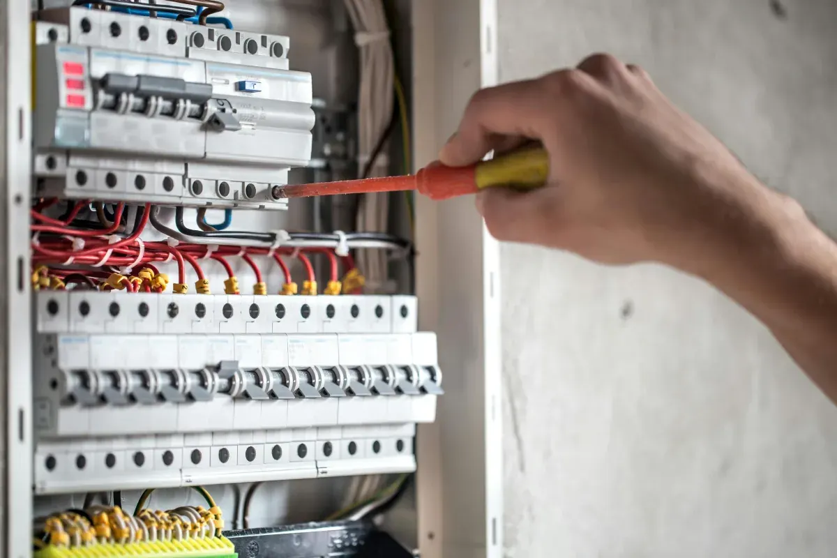 Mise aux normes NF C 15-100 à Creil — ELC électricien Qualifelec