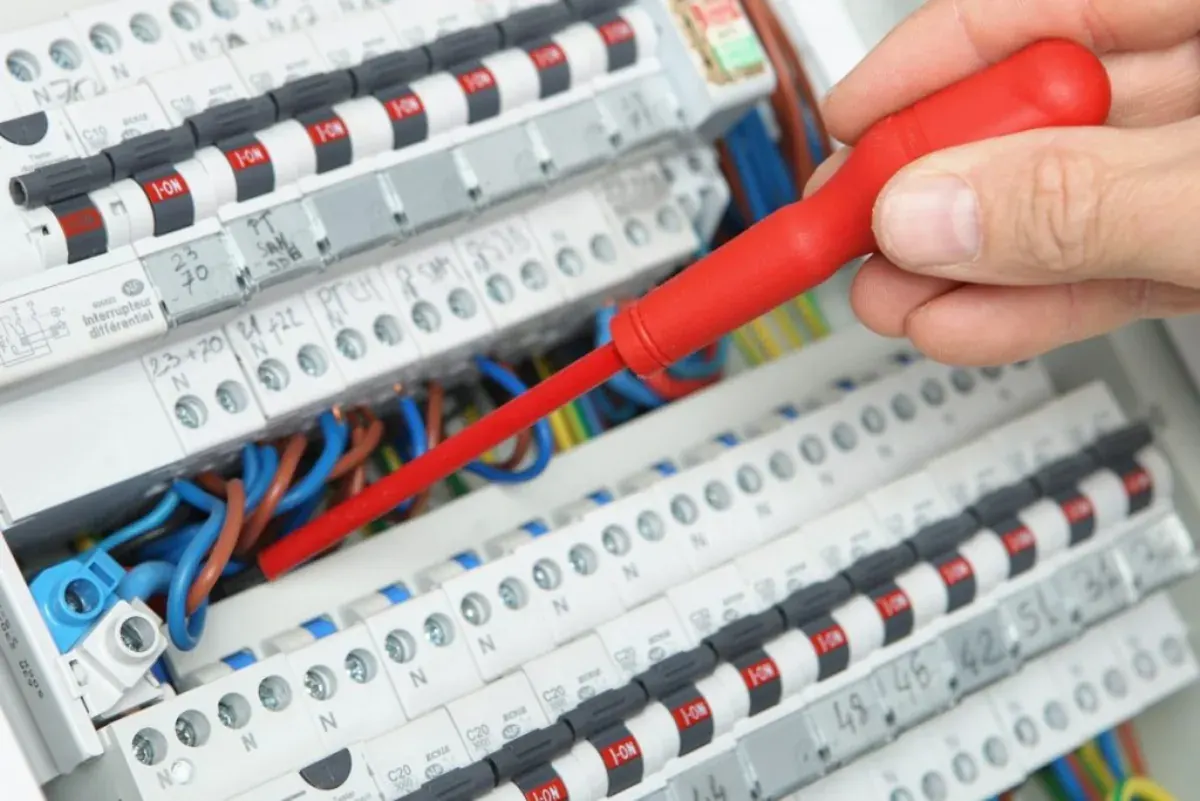 SOS électricien vs dépannage classique différence Creil SOS électricien vs dépannage classique différence Creil